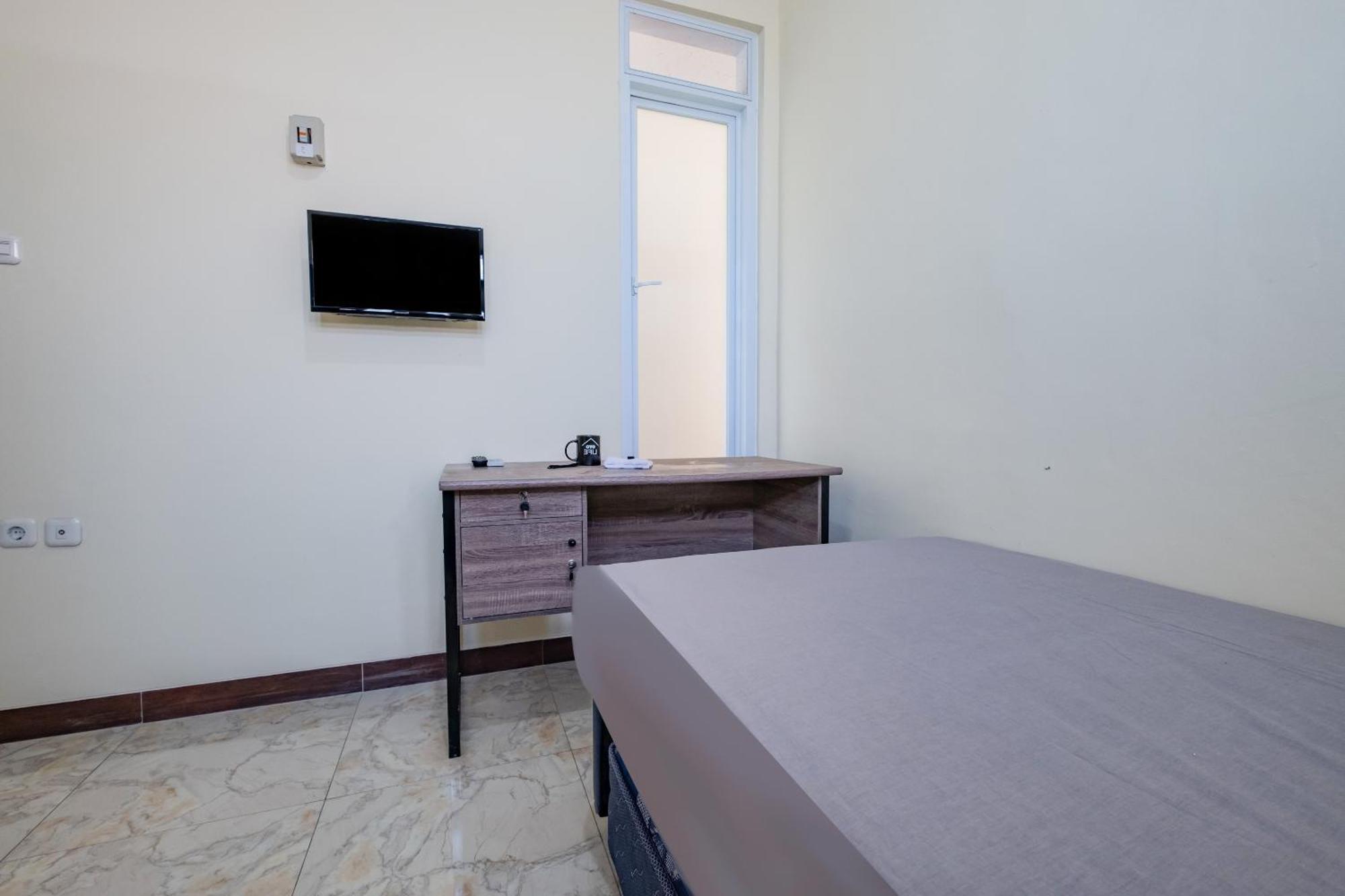 Oyo Life 2216 Griya Jakasetia 2*