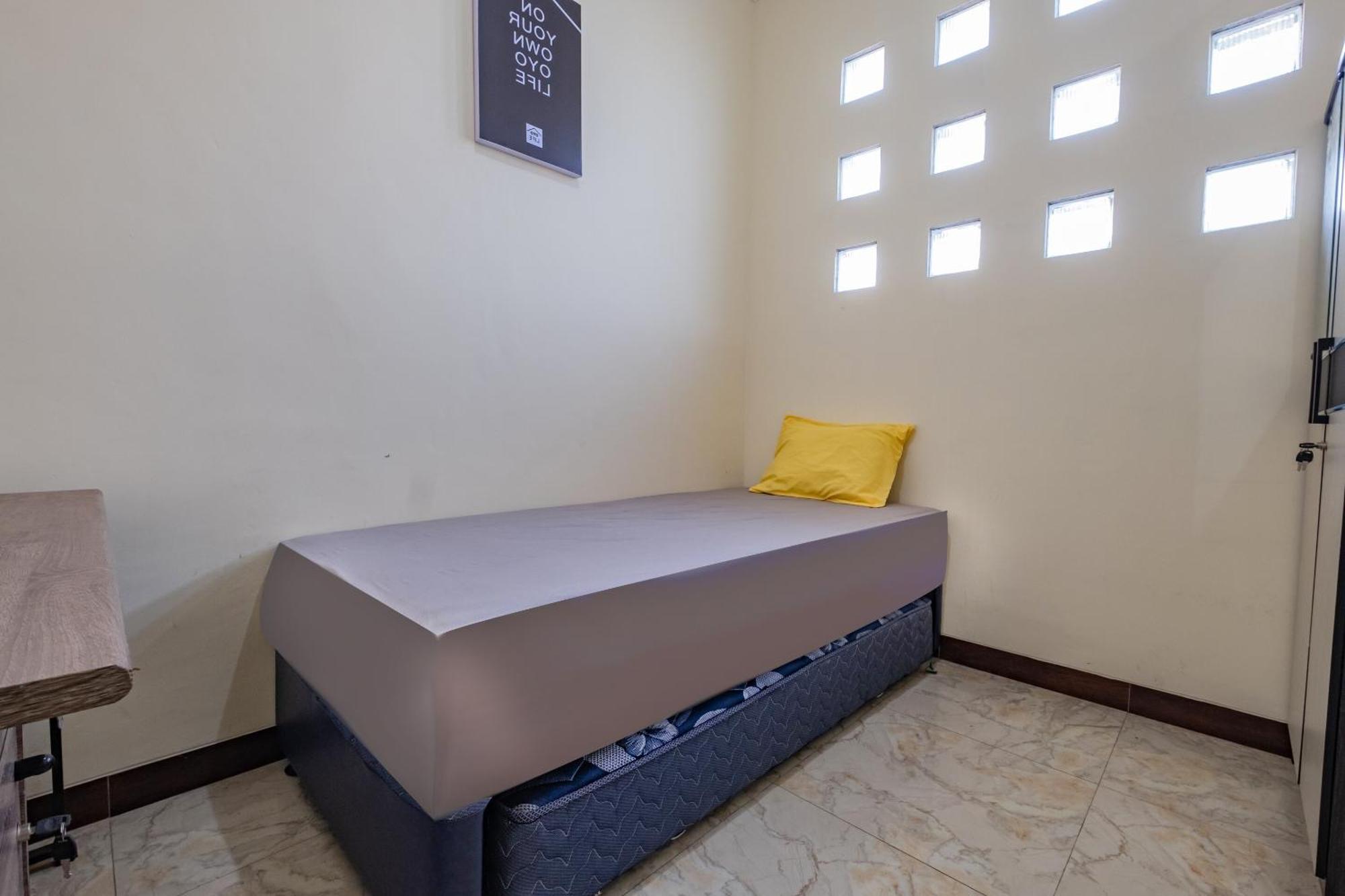 Hotel Oyo Life 2216 Griya Jakasetia 2*