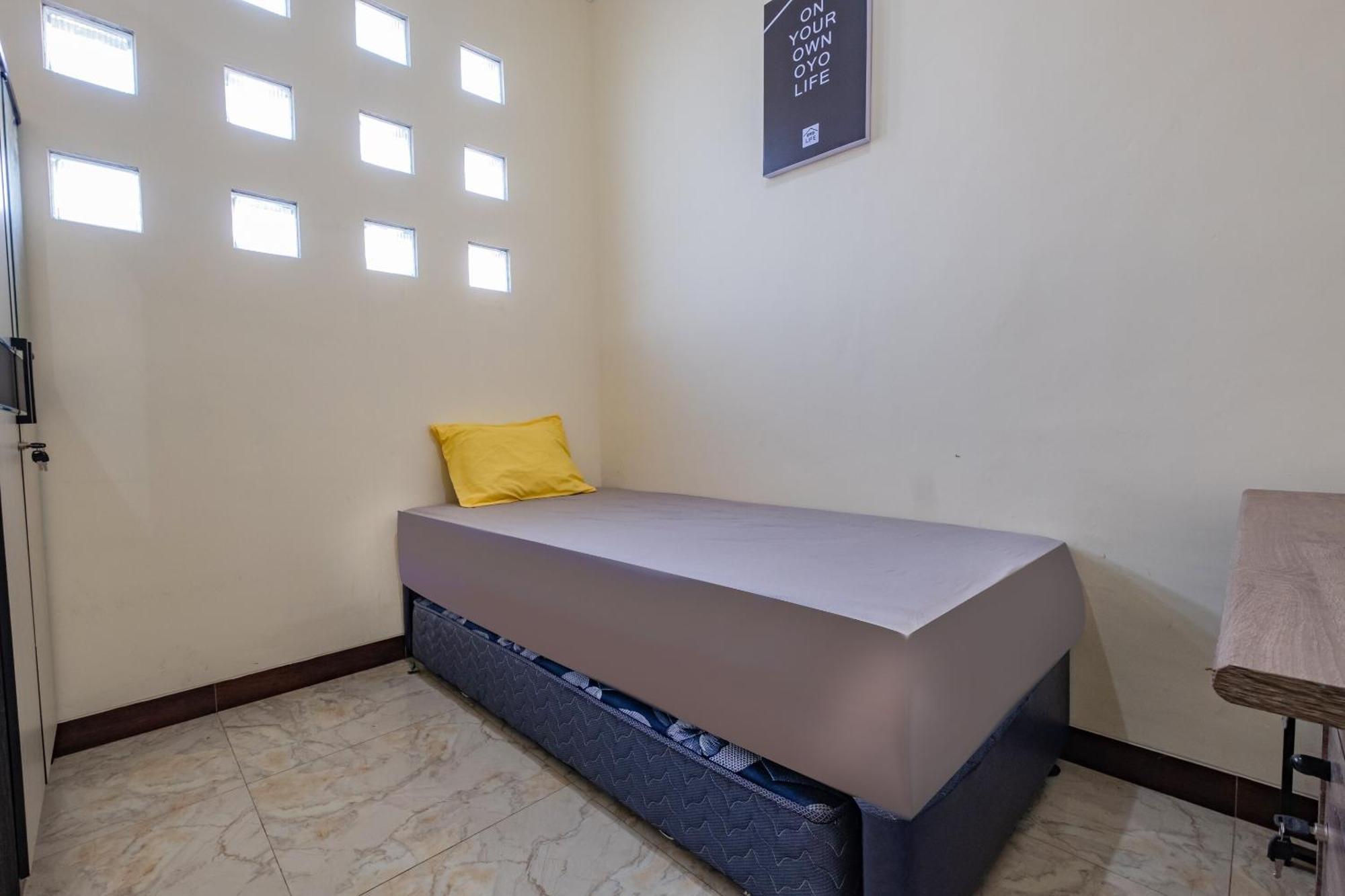 Oyo Life 2216 Griya Jakasetia 2*
